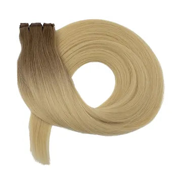 Biondo chiaro con radice biondo scuro cenere sfumata in capelli veri: extension sottilissime, morbide e con volume pieno fino alle punte, per un look naturale, luminoso ed elegante.