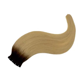 Biondo chiaro con radici scure sfumate in capelli veri: effetto naturale, luminoso e raffinato per un look elegante e di alta qualità.