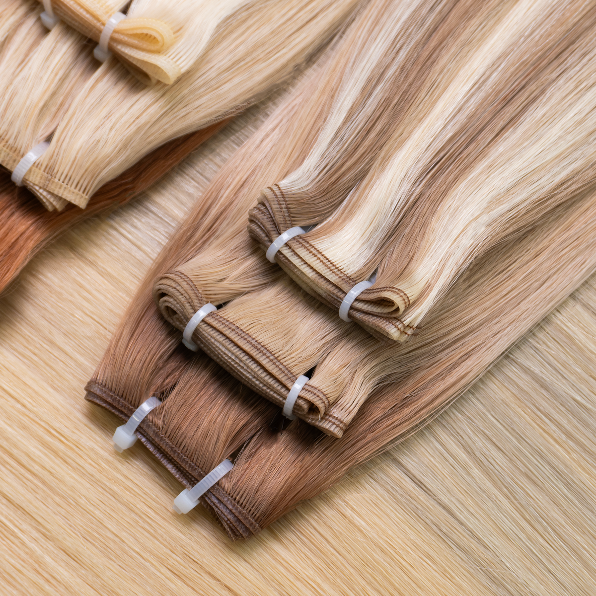 Fasce extension Paradise colore mogano, capelli veri disponibili per acquisto online e applicazione professionale nei saloni Paradise Milano Duomo e Corso Buenos Aires.