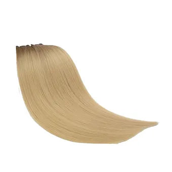 Biondo chiaro con radici color bruno sfumato in capelli veri: un mix naturale, luminoso e raffinato per un look elegante e di alta qualità