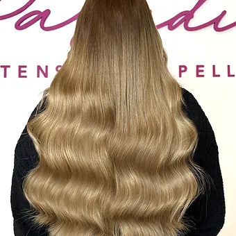 Extension capelli veri biondo chiaro caldo: colore raffinato, morbidezza superiore e applicazione con tecnica professionale avanzata.