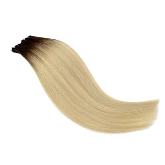 Tessitura ‘ICY OMBRE’ in capelli veri biondo freddo con radice marrone scuro sfumata: sfumature raffinate, morbidezza premium e naturalezza superiore per un look sofisticato.