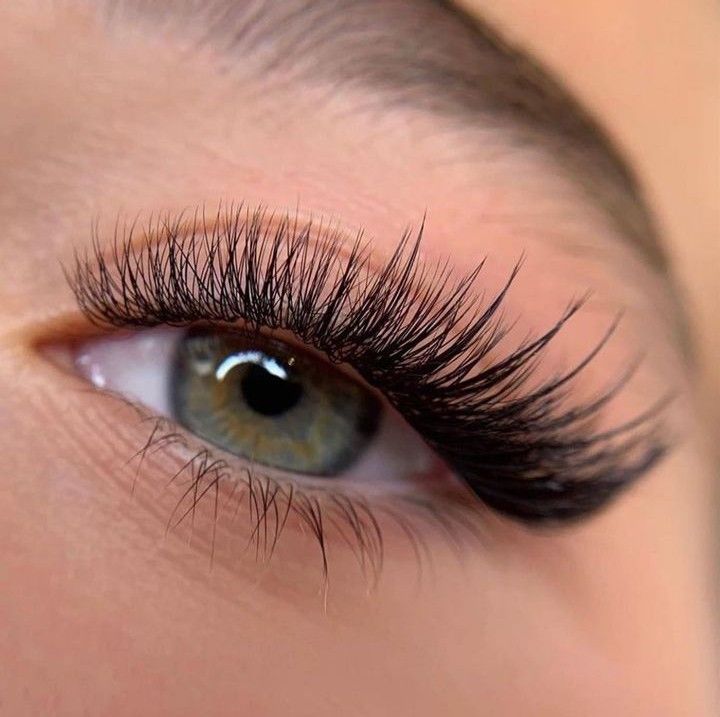 Medium Volume extension ciglia Paradise a Milano, effetto pieno, definito e sempre elegante