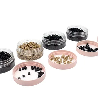 Confezione da 2000 anellini in mix colori, ideali per l’applicazione professionale di extension con metodo a freddo (microring/nanoring).
Il set include anellini in diverse tonalità per adattarsi perfettamente a vari colori di capelli, garantendo un risultato discreto e naturale.
Realizzati in materiale resistente con interno in silicone antiscivolo, assicurano una presa sicura senza danneggiare il capello naturale.


