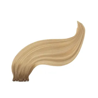 Biondo con radici brune sfumate in capelli veri: un mix naturale, luminoso e sofisticato per un look elegante e di alta qualità