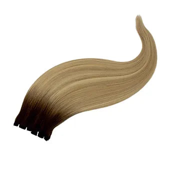 Biondo con radici scure sfumate in capelli veri: un mix naturale e luminoso, dalle sfumature raffinate, ideale per un look elegante, moderno e di alta qualità.