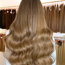 Risultato finale extension Paradise colore caramello, capelli veri con onde morbide e lucentezza naturale, effetto pieno e luminoso realizzato nei saloni Paradise Milano Duomo e Corso Buenos Aires.