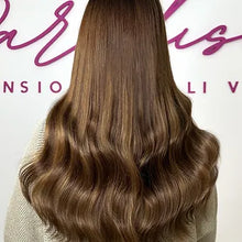 Risultato finale extension Paradise colore toffee mesciato, capelli veri con onde morbide e sfumature luminose, perfette per un effetto naturale e armonioso nei saloni Paradise Milano.