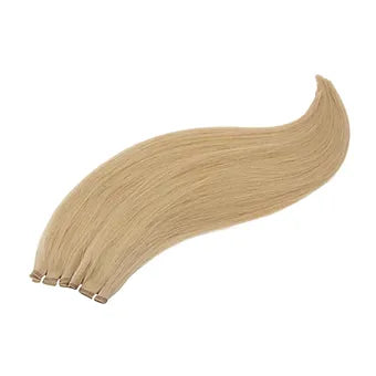 Extension capelli veri biondo chiaro caldo: colore raffinato, morbidezza superiore e applicazione con tecnica professionale avanzata.