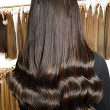 Risultato finale extension Paradise castano fondente, microtessitura capelli veri con onde morbide e lucentezza naturale, vendita extension a Milano e applicazione professionale nei saloni Paradise Duomo e Corso Buenos Aires.