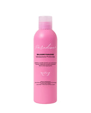 Balsamo Paradise è come un abbraccio tropicale per i tuoi capelli: li avvolge, li nutre e li lascia setosi, leggeri e profumati di vacanza. Un momento di puro piacere sotto la doccia.

