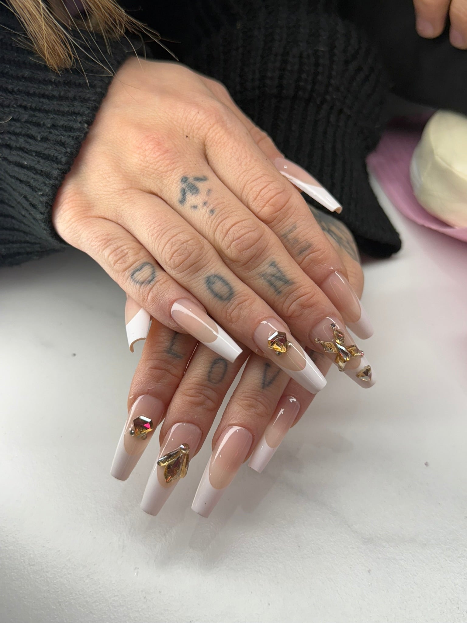Ricostruzione unghie french nude con applicazioni oro gioiello, manicure elegante e di lusso Paradise Milano