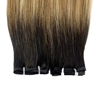 Scopri le Extension Capelli Veri Paradise in balayage biondo scuro, perfette per un look chic e contemporaneo.