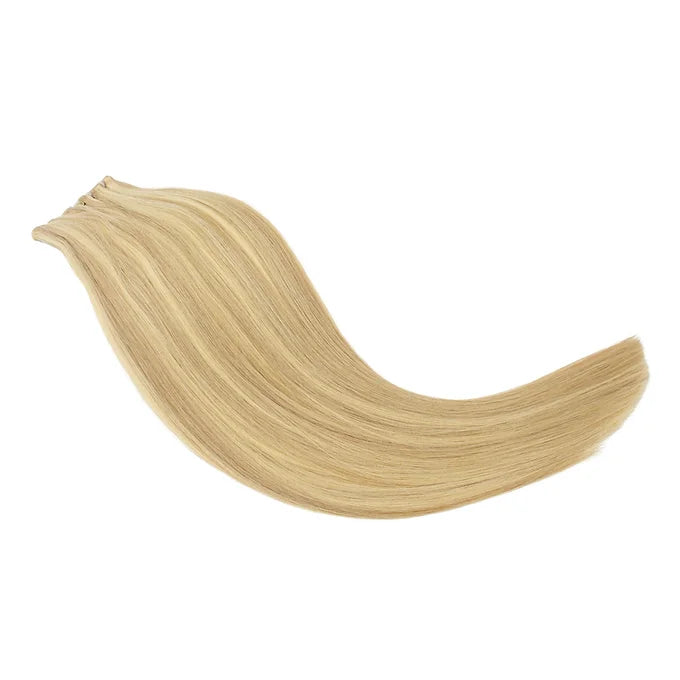 Extension Paradise a tessitura, offrendo un balayage biondo cenere scuro che illumina delicatamente la chioma