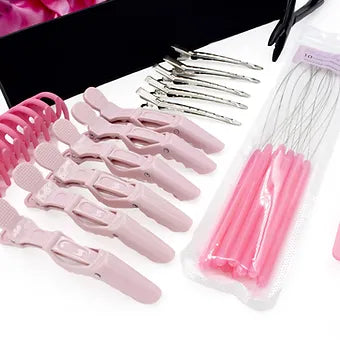Il Kit Paradise per Cliente è pensato per offrire tutto il necessario per mantenere, sistemare e utilizzare le extension Paradise in autonomia, con semplicità e sicurezza.
Contiene strumenti e accessori essenziali selezionati per garantire una cura ottimale e prolungare la durata delle extension, anche tra un appuntamento e l’altro.
Ideale per chi desidera prendersi cura delle proprie ciocche in modo pratico ma professionale.
