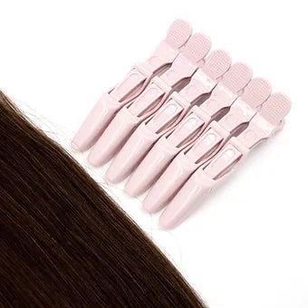 Set composto da 6 fermagli professionali in una vivace tonalità rosa, perfetti per sezionare i capelli durante applicazioni di extension, styling o trattamenti tecnici.
Dotati di presa salda e molla resistente, assicurano stabilità senza tirare o danneggiare il capello.
Ideali sia per uso professionale in salone che per l’uso domestico.

Colorati, pratici e indispensabili per ogni hairstylist.


