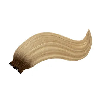 Le Extension Capelli Veri Paradise con colore balayage biondo cenere scuro offrono un effetto sfumato che valorizza la tua chIoma