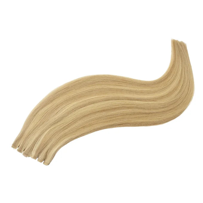 Extension Paradise a tessitura, offrendo un balayage biondo cenere scuro che illumina delicatamente la chioma