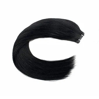Extension a tessitura nera applicate con maestria, mostrando un'integrazione impeccabile con i capelli naturali