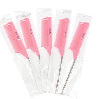 Il Set da 5 Pettini con Coda Paradise è uno strumento indispensabile per ogni professionista del settore hairstyling.
Ideali per sezionare con precisione i capelli durante l’applicazione di extension, colorazioni o styling tecnici, questi pettini combinano resistenza, flessibilità e leggerezza.
La coda in metallo assicura una separazione netta delle ciocche, mentre i denti uniformi garantiscono una distribuzione regolare del capello.

Perfetti per un lavoro ordinato, veloce e preciso.

