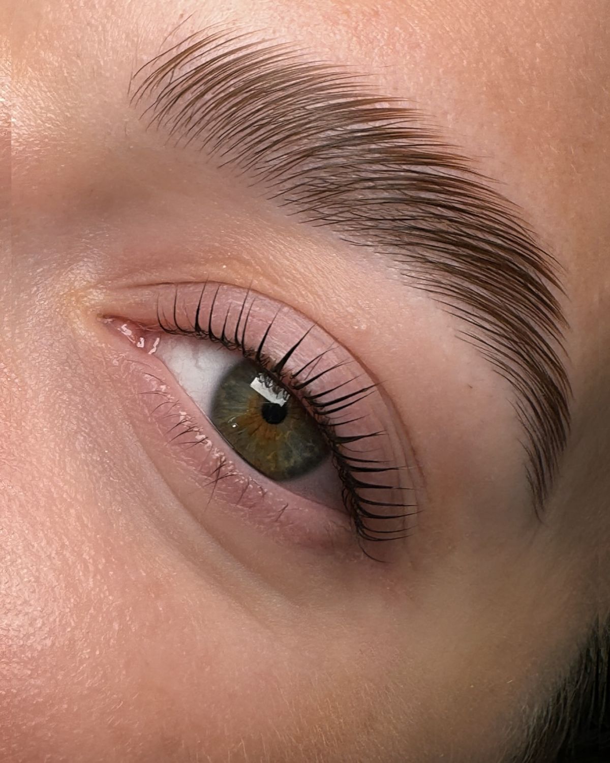 Laminazione ciglia e sopracciglia effetto naturale, ciglia incurvate e definite con sopracciglia pettinate effetto laminato