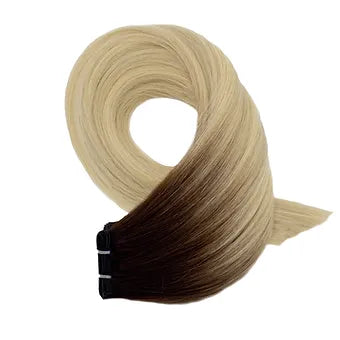 Tessitura ‘ICY OMBRE’ in capelli veri biondo freddo con radice marrone scuro sfumata: sfumature raffinate, morbidezza premium e naturalezza superiore per un look sofisticato.