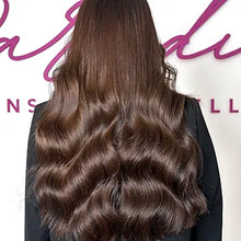 Risultato finale extension Paradise colore castano, microtessitura capelli veri con onde morbide e lucentezza naturale, vendita extension a Milano e applicazione professionale nei saloni Paradise Duomo e Corso Buenos Aires.