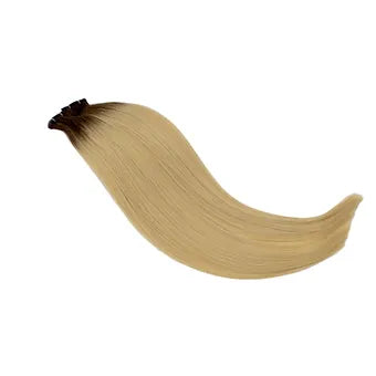 Biondo chiaro con radici scure sfumate in capelli veri: effetto naturale, luminoso e raffinato per un look elegante e di alta qualità.