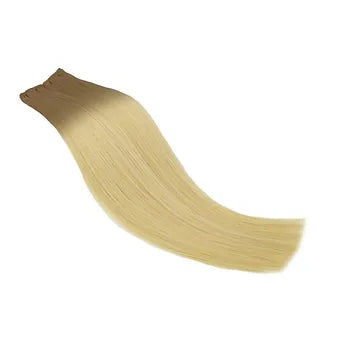 Biondo chiaro con radice biondo scuro cenere sfumata in capelli veri: extension sottilissime, morbide e con volume pieno fino alle punte, per un look naturale, luminoso ed elegante.