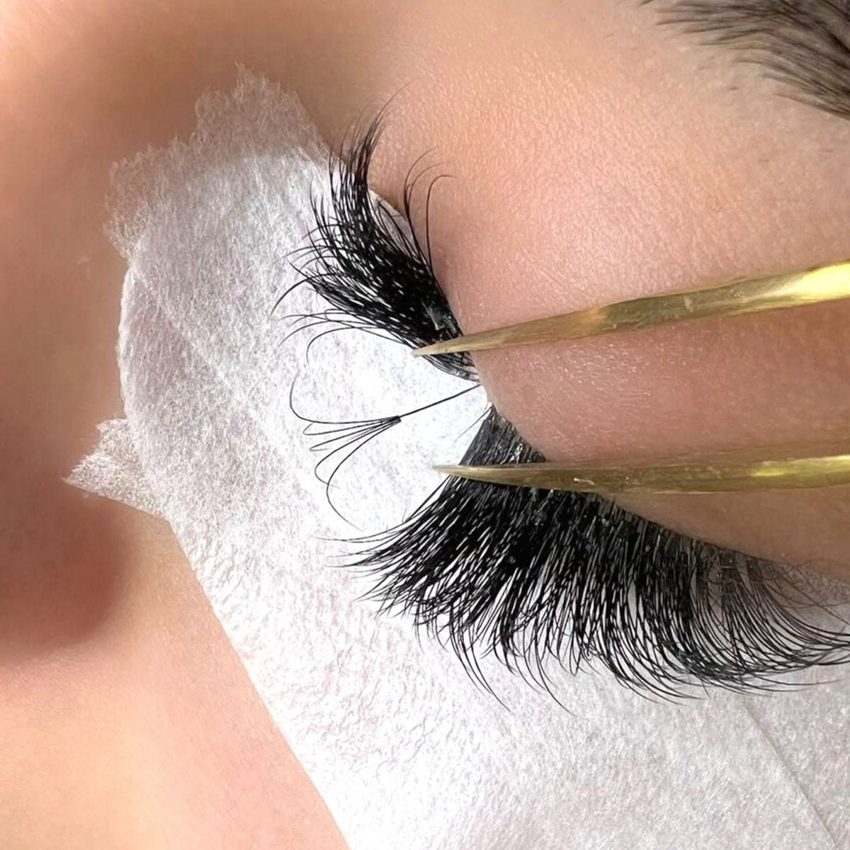 Rimozione extension ciglia delicata e professionale a Milano, eseguita con cura dalle lashmaker Paradise.